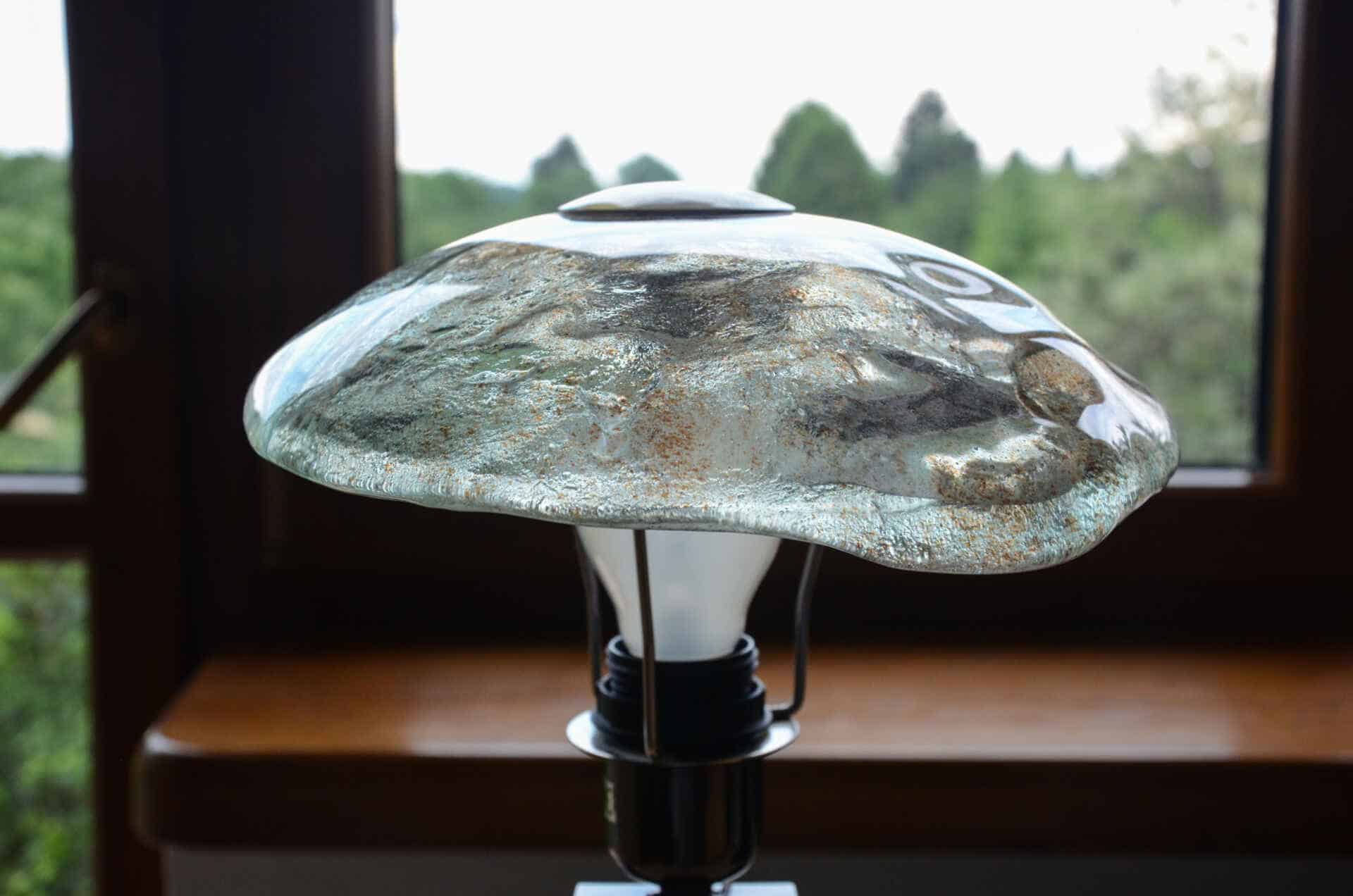 lampa z metalową podstawą i ozdobnym kloszem fusingowym