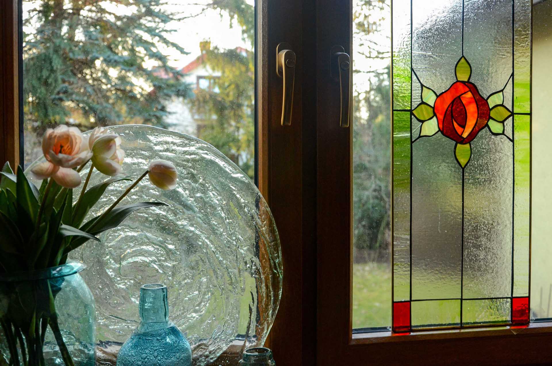kawałek ozdobnego witraża do drzwi w zabytkowym domu