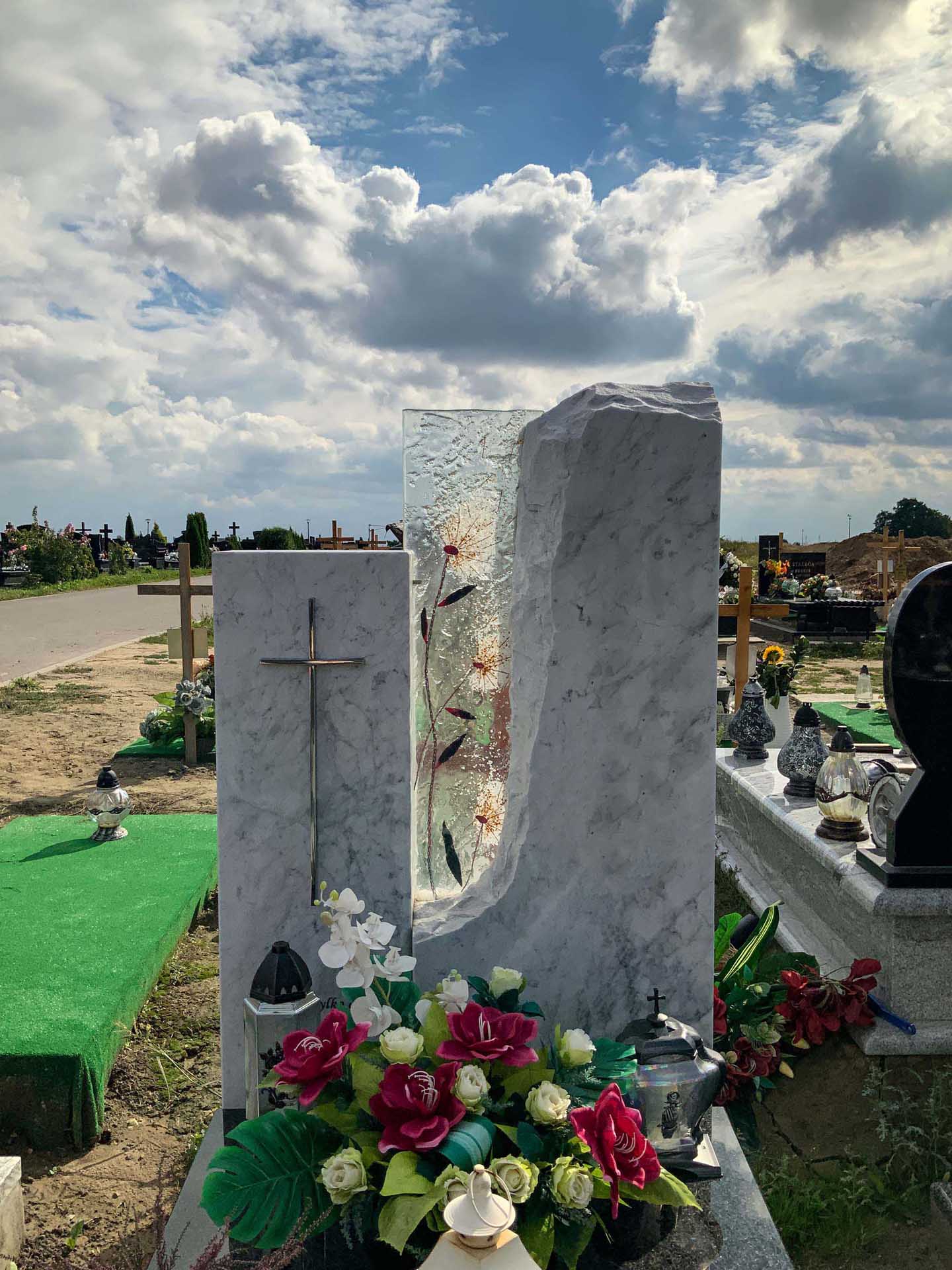 nagrobek ze wstawionym między kamienie szkłem artystycznym