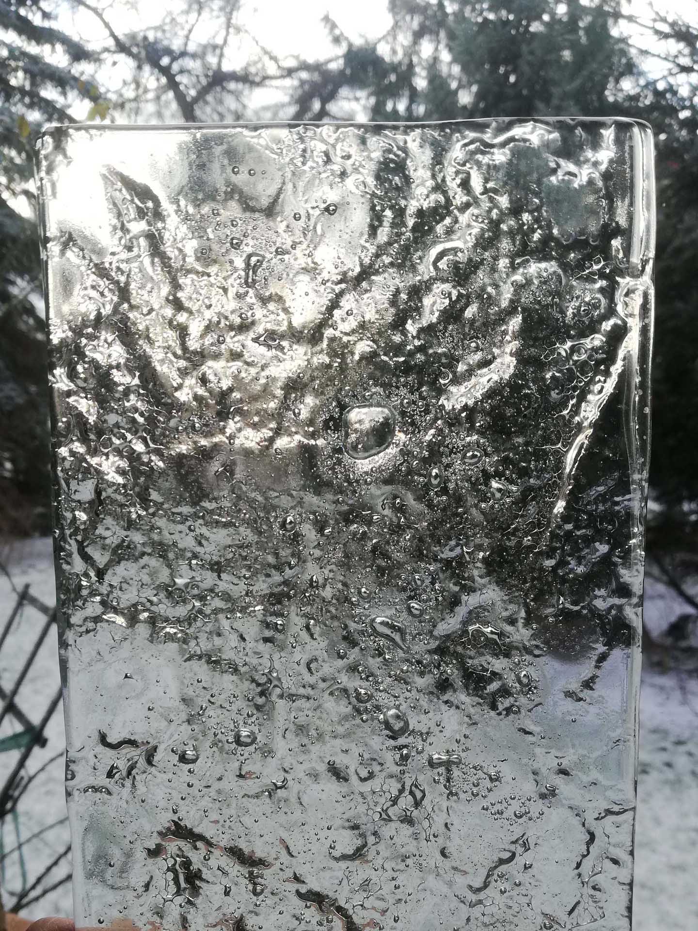 przezroczyste szkło dekoracyjne na tle śniegu