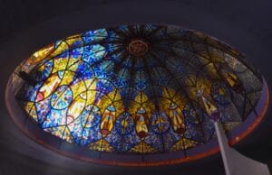 Monumentalna kopuła witrażowa w kościele brata Alberta w Puławach